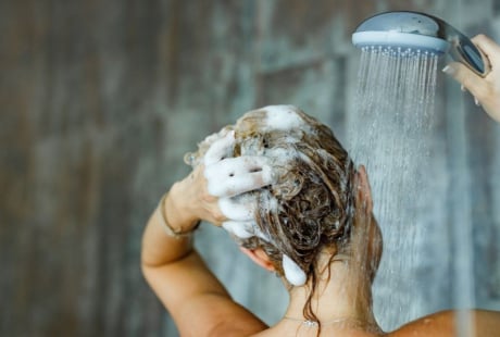 Bác sĩ cảnh báo: Một chất trong dầu gội đầu có thể gây rụng tóc, hói đầu sau những sản phẩm 'tự nhiên'
