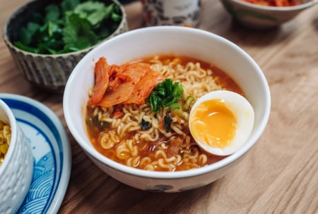 Ăn mỳ tôm cứ áp dụng cách này: Lợi ích nhân đôi, không lo hại người