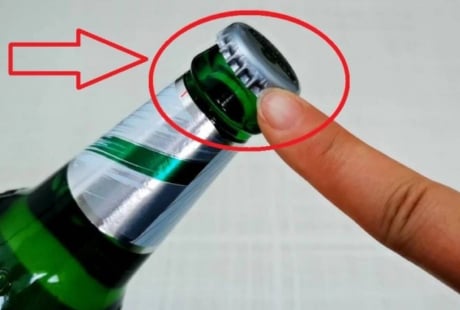 Bí kíp mở nắp chai bia cực nhanh: Chỉ cần nhắm đúng ‘điểm nhỏ’, không cần dụng cụ