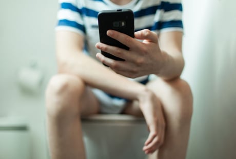 Rơi 13cm ruột ra ngoài vì dùng điện thoại trong toilet 2 tiếng: 5 tác hại khi dùng điện thoại lúc đi vệ sinh