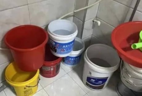 Tại sao tuyệt đối không nên đổ nước xả bồn cầu? Lời cảnh báo bất ngờ từ thợ bảo trì!