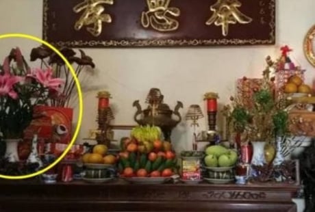 Người giàu luôn đặt lọ hoa bên trái bàn thờ khi thắp hương, nếu đặt bên phải thì sao?