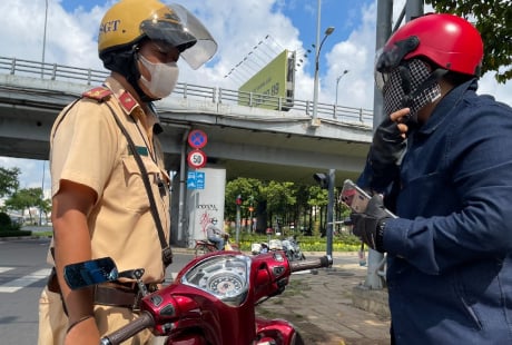 Từ nay, vợ chồng đi xe của nhau, không chính chủ có bị xử phạt tới 8 triệu không?