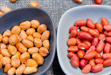 Nên mua lạc trắng hay lạc đỏ?
