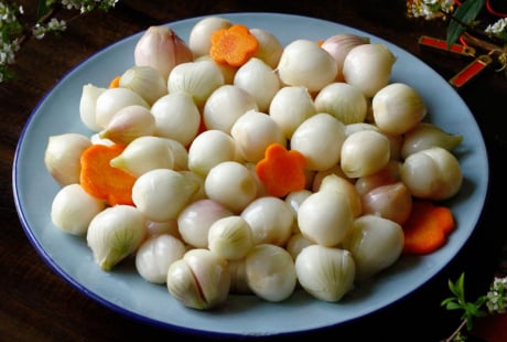 Tết ăn hành muối giúp giải ngấy nhưng có 5 nhóm người cần tránh xa