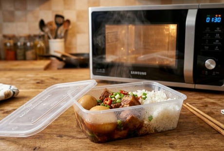 Hâm nóng đồ ăn trong hộp nhựa: Thói quen quen thuộc có thể khiến vi nhựa tích tụ trong não