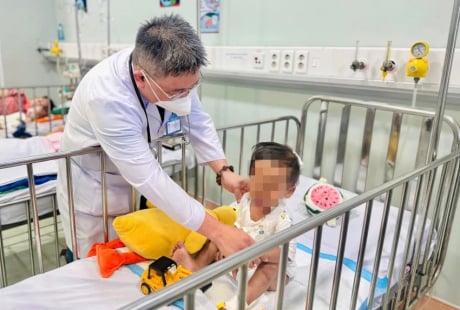 Sức khỏe của bé trai 2 tuổi bị mẹ ruột và nhân tình bạo hành đến nguy kịch