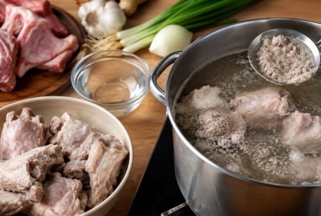 Chần xương nên cho vào từ nước nguội hay đợi nước sôi? Mách bạn mẹo chuẩn để nước hầm thơm ngon