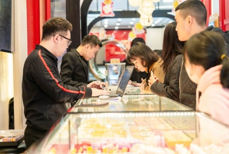 Giá vàng hôm nay 2/6: Vàng miếng tiếp tục lao dốc, nhà đầu tư lo lắng