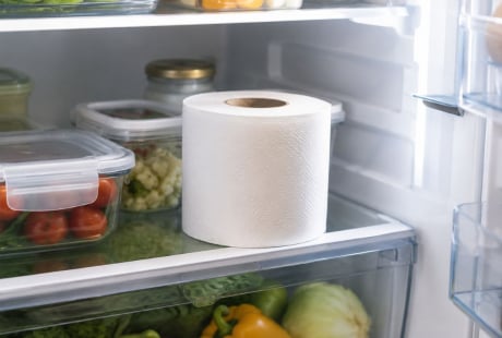 Vì sao nên đặt cuộn giấy trong tủ lạnh? Công dụng bất ngờ không phải ai cũng biết