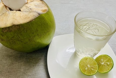 Cách uống nước dừa kết hợp với chanh giúp thải độc gan, không xót ruột