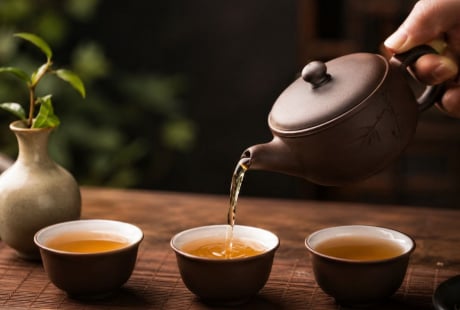 Vì sao có câu “Rượu đầy kính người, trà đầy khinh người”?