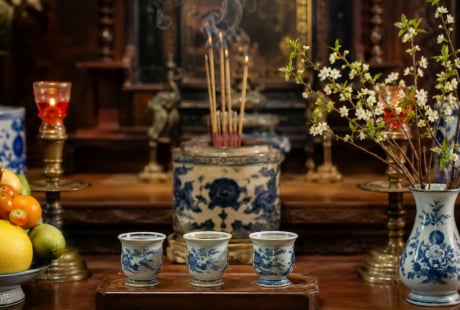 Vì sao không thể thiếu Nước khi dâng cúng thắp hương? Nên dùng nước lã hay loại nước gì tránh phạm kỵ?