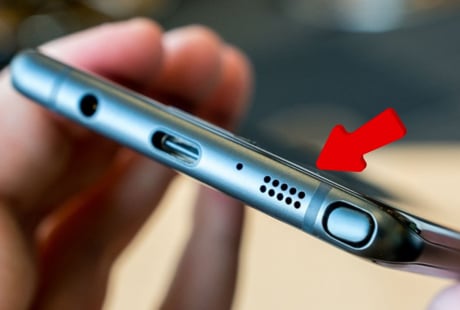 Lỗ tròn nhỏ dưới đáy điện thoại có tác dụng gì?