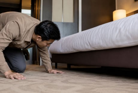 Vì sao bạn nên kiểm tra gầm giường ngay khi nhận phòng khách sạn? Nhiều người bỏ qua nhưng rủi ro không hề nhỏ