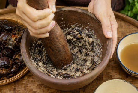 Vì sao nấu canh cua giã tay thường ngon hơn cua xay máy? Mách mẹo để xay cua bằng máy vẫn ngon
