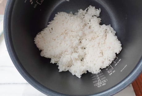 Mùa hè nắng nóng, học ngay cách giữ cơm nguội không bị ôi thiu