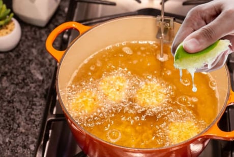 Vì sao nên vắt nước cốt chanh vào chảo trước khi rán cá?