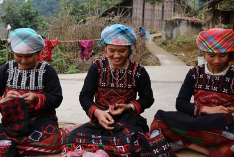 Không chỉ thoát nghèo, phụ nữ vùng cao đang học cách làm chủ cuộc sống