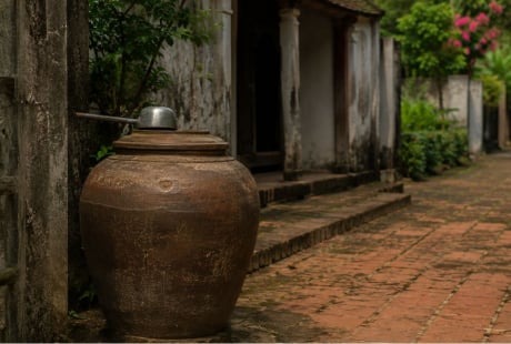 Vì sao nhiều gia đình xưa luôn có một chum nước trước cổng, có phải chỉ để đựng nước dùng?