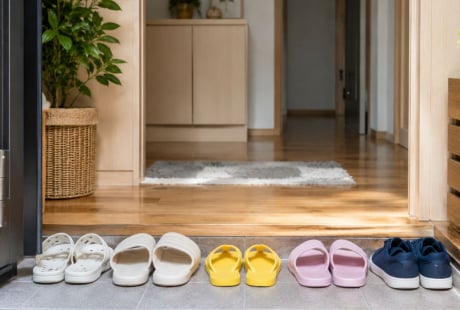 Cách để dép ở cửa có thể tiết lộ điều gì về bạn? Một thói quen nhỏ nhưng chứa nhiều tín hiệu thú vị