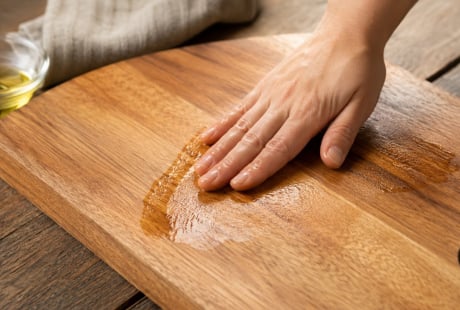 Tại sao bạn nên bôi dầu ăn vào thớt gỗ mới mua?