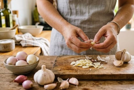 Mẹo khử mùi hôi của hành tỏi bám trên tay khi nấu ăn