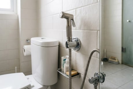 Vì sao bác sĩ khuyên nên dùng vòi xịt thay vì giấy vệ sinh?
