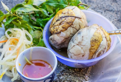 Ăn trứng vịt lộn vào buổi sáng hay buổi tối tốt hơn?