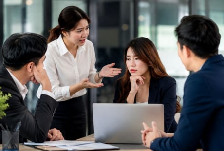 Giao tiếp kiểu này ở công sở khiến người Giỏi cũng khó thăng tiến, càng nói càng dễ mất điểm