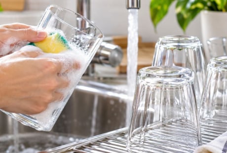 Mẹo rửa bát, cốc chén thủy tinh không bị đọng vệt trắng