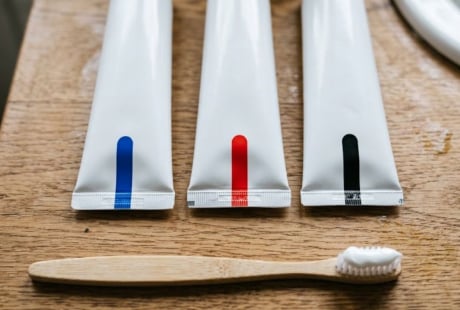 Sự thật về các vạch màu ở đáy tuýp kem đánh răng