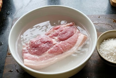 Vì sao nên ngâm thịt trong nước muối trước khi nấu?
