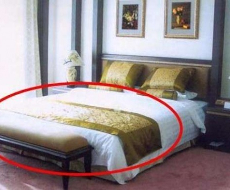 Vì sao khách sạn nào cũng phải trải một mảnh vải ngang giường, 90% mọi người không biết