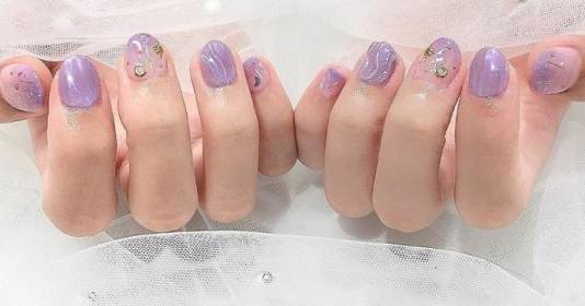 Cập nhật mẫu nail hot nhất cho năm 2020, màu tím vẫn giữ vững độ hot