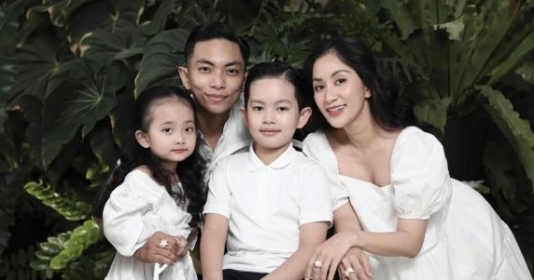 thumbnail - Khánh Thi khoe ảnh hạnh phúc bên ông xã và các con, nhấn mạnh về giá trị của gia đình