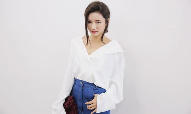 Kiểu áo đang được gái Hàn diện nhiều hè này: Mặc lên vừa mát mẻ vừa tôn xương quai xanh