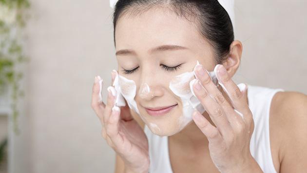 Rửa mặt tưởng đơn giản nhưng nhiều người đang làm sai, khiến da dễ khô và nhanh lão hóa