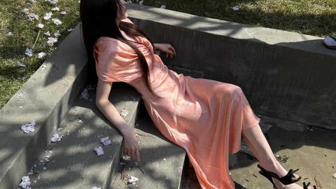 Han So Hee ghi điểm với loạt outfit mùa hè, từ nữ tính đến cá tính