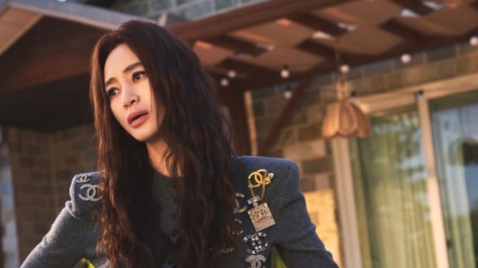 Chị đại Kbiz ở tuổi 56: Không cần trẻ hóa, vẫn khiến công chúng mê mẩn bởi khí chất quyền lực