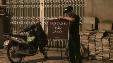 Vài tháng nay, nhiều điểm bán bao cao su hè phố nở rộ tại quận Phú Nhuận, TP.HCM. Người bán hàng, thường là các bạn trẻ, chủ yếu từ 20-21h hàng ngày.