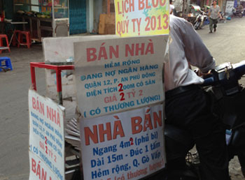 Bán bao cao su dạo có lẽ kế thừa hình thức bán dạo bất động sản. Ngoài các kênh quảng cáo rao vặt trên diễn đàn thông tin, các website rao vặt, các chợ online, các doanh nghiệp bất động sản không ngần ngại dùng chiêu thức bán rong trên các vỉa hè, khu vực công cộng để giảm bớt chi phí quảng cáo, để tiếp cận nhiều hơn với người dân. Tại TP. HCM đã xuất hiện hình thức rao bán nhà như rao báo. 