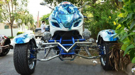 Mô tô khủng Hayabusa 3 bánh trở thành một quái vật thực sự với màu xanh ngọc cuốn hút, sau khi trải qua quá trình 'tân trang' bằng Airbrush.