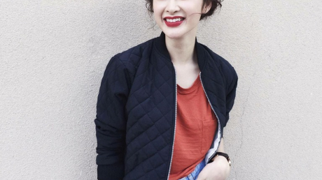 Angela Phương Trinh thừa nhận, 'Tôi đọc sách nhiều để chia sẻ tâm tình, để tìm sự đồng cảm trong cuộc sống và cũng nhờ sách, tôi thấy mình lớn lên, hiểu biết hơn, được định hướng đúng đắn mỗi khi bản thân lạc lối'.