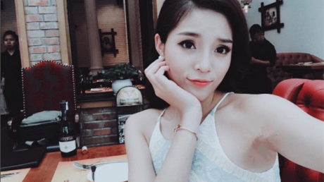 Mới đây, Kỳ Duyên đã khoe bức ảnh selfie xinh xắn, tuy nhiên, không khó để các fan phát hiện ra phần nách của Hoa hậu Việt Nam 2014 có điều gì đó bất thường. Có vẻ như Hoa hậu đã sử dụng photoshop quá đà để sửa bức ảnh selfie của mình trước khi đăng tải trên trang cá nhân.