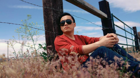 Lam Trường: 'Mỗi giây phút trong đời sẽ dạy cho ta những bài học quí báu, những rải nghiệm mà ta không hề biết trước,đôi khi ta cần có 1 chút thời gian để ngồi lại và suy ngẫm. Đường dài vô tận'.