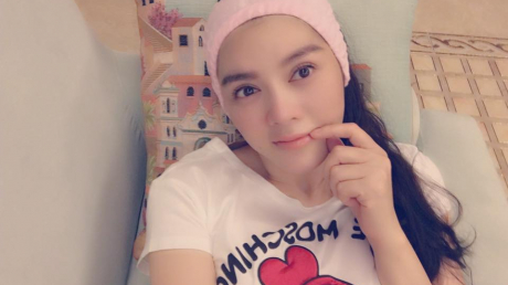 Lý Nhã Kỳ lại khiến fans siêu lòng với khoảnh khắc dễ thương: 'Xài băng đô đi tắm mà 'cô ấy' nghĩ là băng đô đi tiệc...'.
