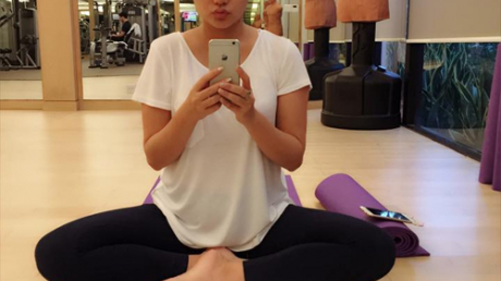 Ông xã Đức An chia sẻ hình ảnh vợ bầu Như Thảo trong lúc tập yoga cùng caption yêu thương: 'Bà bầu nhà ai mà điệu'.