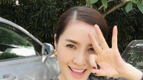 Quế Vân nhí nhảnh 'Cả nhà đang làm gì đó? Mình đi về quê nhỏ em chơi đây..., cả nhà vui vẻ oklaaa'.